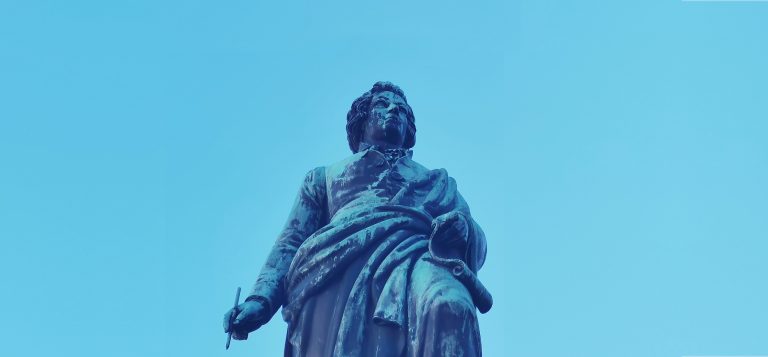 Mozart Denkmal am Mozartplatz Salzburg Mozart - A Star is born